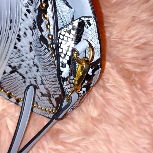 🎉🦋Blue Boa Reptile Handbag - Picture 5 of 8